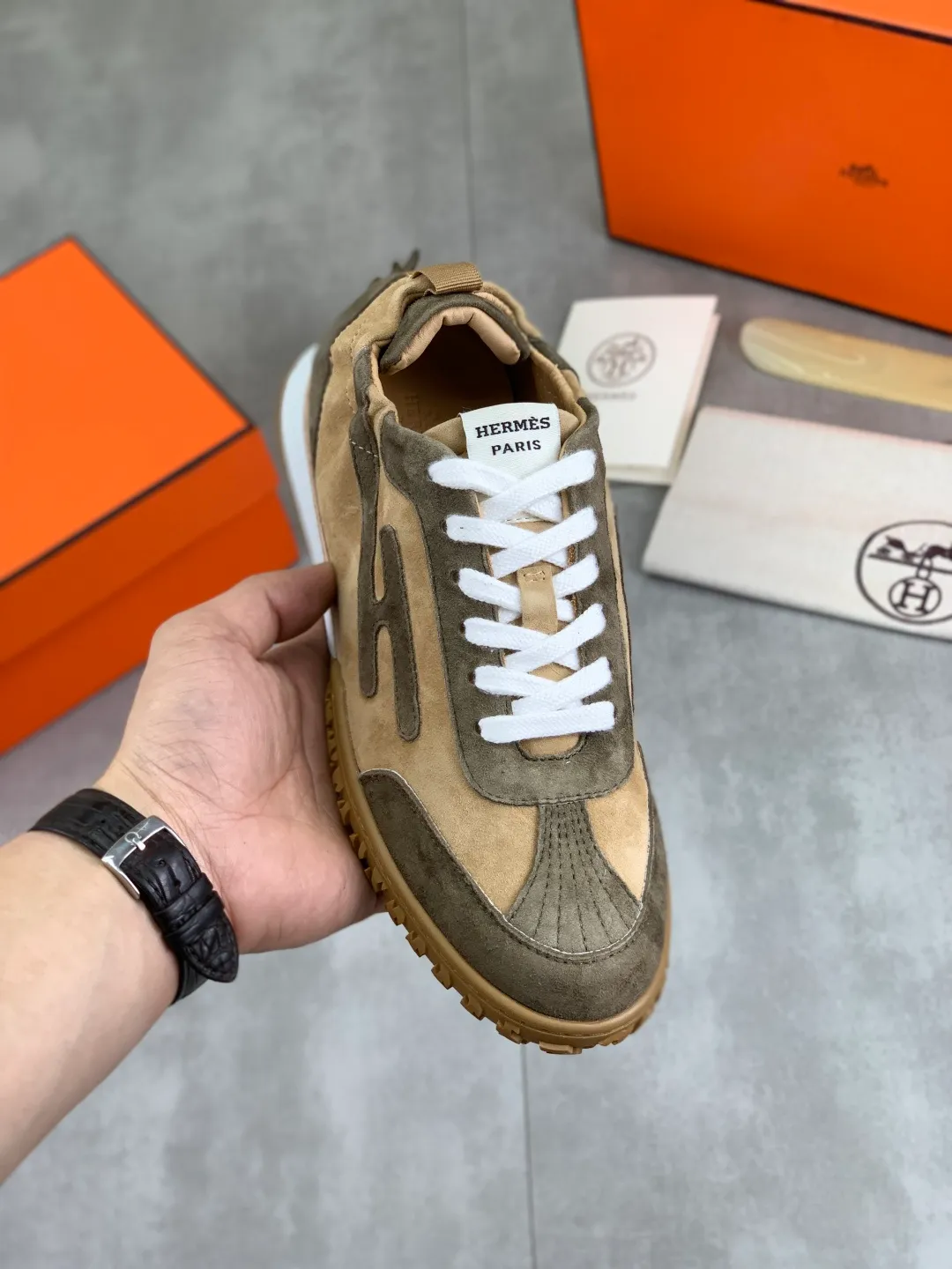 Men's men's shoes 💰P600 New model Top version Original order Hermes Hermès men's Drift Sneaker Summer new casual sports shoes Original purchase, development, production H family men's classic series, technological breathable fabrics with cowhide, casual sports shoes, casual shoes, sports dad shoes combine high-tech breathable materials and cowhide, H family exclusive button decoration on the side. The outsole is full of H italic design and bright colors to show vitality and continue the brand design inspiration. Stroll around the city lightly and feel free and comfortable. Delivered in exquisite packaging 🛍📦 ▪️Fabric: original customized breathable material + first-layer cowhide ▪️Inner: cowhide feet ▪️Outsole: molded and evacuated PU+TPU material ▪️Size: 35-45 Multiple colors available Premium packaging